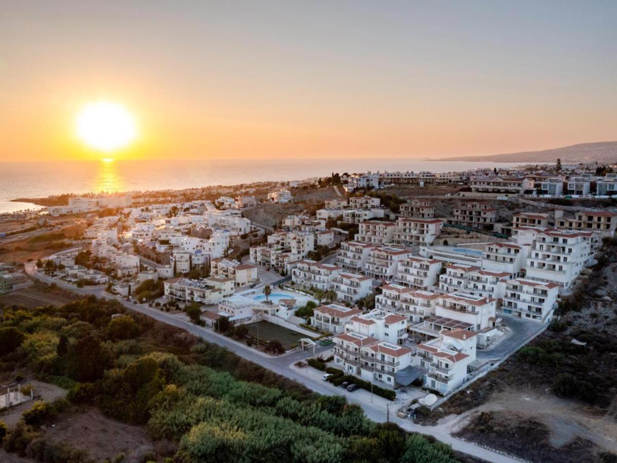 Wellclub - Wellness Family Experience - Seaview Hotel Paphos Exterior photo