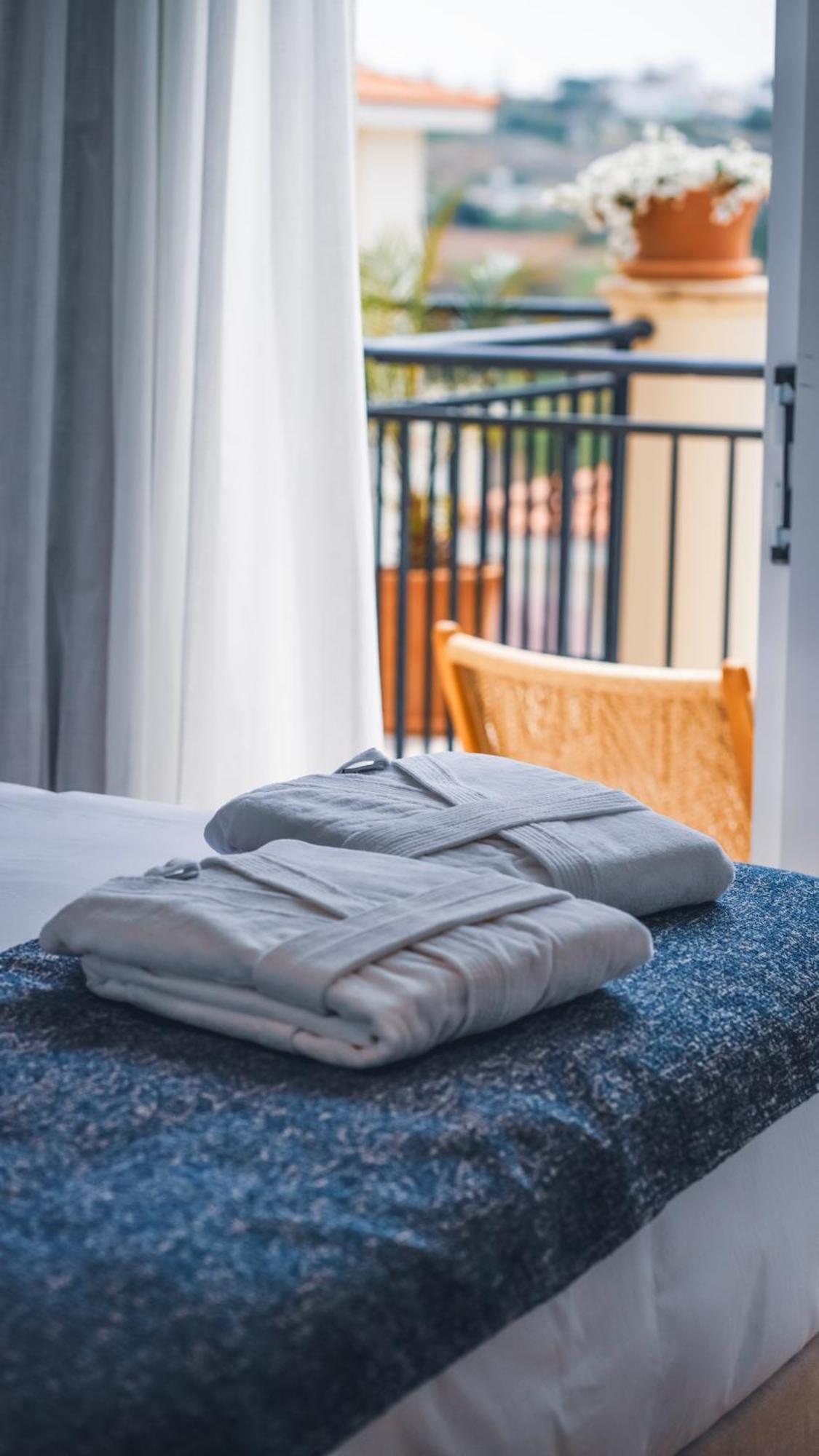 Wellclub - Wellness Family Experience - Seaview Hotel Paphos Exterior photo